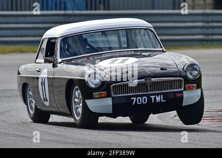 Solo su tre ruote, Chris Caro, Robert Campbell, MG B, Ecurie Classic Racing, Historic Sports Car Club, HSCC, Jim Russell Trophy Meeting, aprile 20 Foto Stock