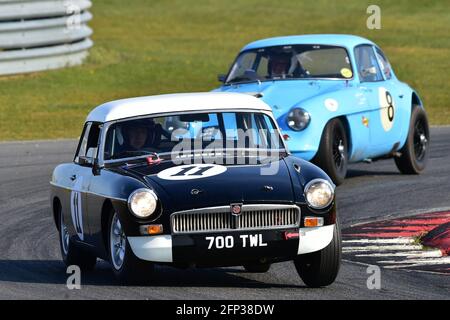 Chris Caro, Robert Campbell, MG B, Ecurie Classic Racing, Historic Sports Car Club, HSCC, Jim Russell Trophy Meeting, aprile 2021, Snetterton, Norfolk, Foto Stock