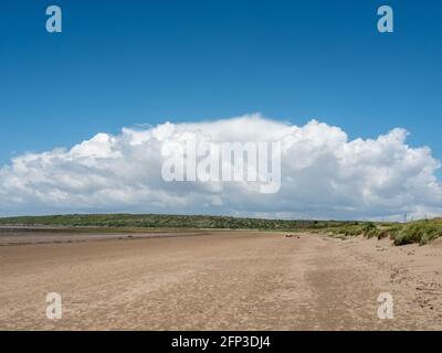 Il cloud attraversa Sand Bay, vicino a Weston-super-Mare, nel Somerset del Nord. Foto Stock