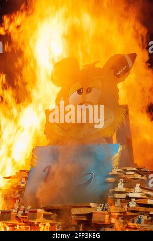 Bruin Bear è bruciato come parte della conquista USC, una tradizione presso l'Università della California del Sud che significa la rivalità con UCLA. Foto Stock