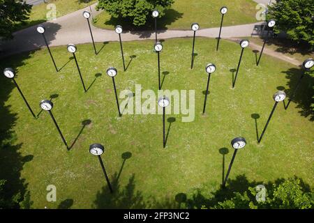 Installazione 'Zeitfeld' dell'artista Klaus Rinke all'ingresso del Volksgarten, nel sud di Düsseldorf. Foto Stock