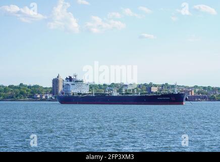 Le petroliere e le petroliere, viste sul fiume Hudson, sono adiacenti a New York City e New Jersey e si affacciano su arial, i serbatoi di stoccaggio del petrolio e la raffineria del petrolio Linden New Jersey. Foto di Jennifer Graylock-Graylock.com 917-519-7666 Foto Stock