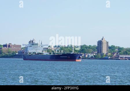 Le petroliere e le petroliere, viste sul fiume Hudson, sono adiacenti a New York City e New Jersey e si affacciano su arial, i serbatoi di stoccaggio del petrolio e la raffineria del petrolio Linden New Jersey. Foto di Jennifer Graylock-Graylock.com 917-519-7666 Foto Stock