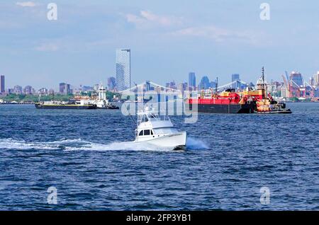 Le petroliere e le petroliere, viste sul fiume Hudson, sono adiacenti a New York City e New Jersey e si affacciano su arial, i serbatoi di stoccaggio del petrolio e la raffineria del petrolio Linden New Jersey. Foto di Jennifer Graylock-Graylock.com 917-519-7666 Foto Stock