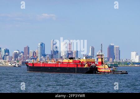 Le petroliere e le petroliere, viste sul fiume Hudson, sono adiacenti a New York City e New Jersey e si affacciano su arial, i serbatoi di stoccaggio del petrolio e la raffineria del petrolio Linden New Jersey. Foto di Jennifer Graylock-Graylock.com 917-519-7666 Foto Stock