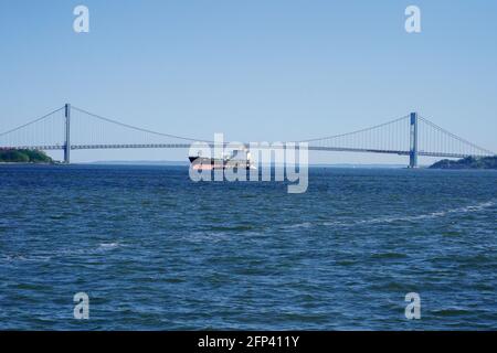 Le petroliere e le petroliere, viste sul fiume Hudson, sono adiacenti a New York City e New Jersey e si affacciano su arial, i serbatoi di stoccaggio del petrolio e la raffineria del petrolio Linden New Jersey. Foto di Jennifer Graylock-Graylock.com 917-519-7666 Foto Stock