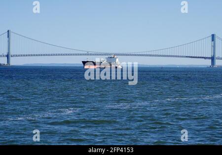 Le petroliere e le petroliere, viste sul fiume Hudson, sono adiacenti a New York City e New Jersey e si affacciano su arial, i serbatoi di stoccaggio del petrolio e la raffineria del petrolio Linden New Jersey. Foto di Jennifer Graylock-Graylock.com 917-519-7666 Foto Stock