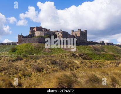 Il Castello di Bamburgh è un suggestivo pezzo di architettura. È stato presentato in molti film come Robin of Sherwood, Macbeth e Transformers: The Last Knight Foto Stock