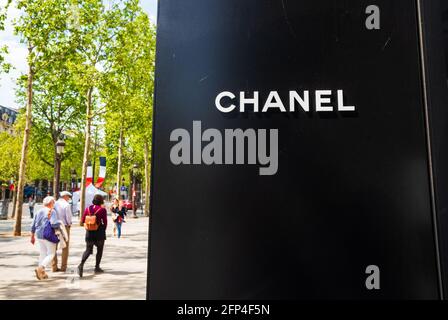 PARIGI, FRANCIA - 9 MAGGIO 2021: Ingresso al negozio Chanel in Avenue des Champs-Élysées. Questa famosa casa di moda francese di lusso è stata fondata nel 1910. Foto Stock