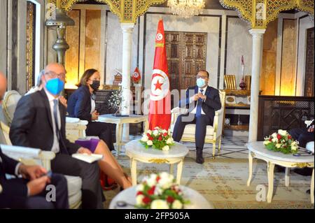 Kasbah, Tunisi, Tunisia. 20 maggio 2021. Il capo del governo tunisino Hichem Mechichi(R) riceve il ministro italiano degli interni Luciana Lamorgese accompagnato dal politico svedese e dal commissario europeo per gli Affari interni Ylva Johansson che si rechi in Tunisia nel palazzo del governo della Kasbah.foto: Chokri Mahjoub. Credit: Chokri Mahjoub/ZUMA Wire/Alamy Live News Foto Stock