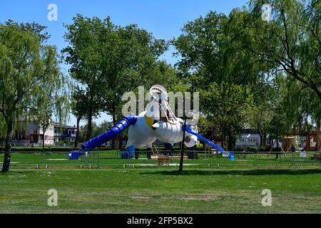 Podersdorf, Austria - 09 maggio 2021: Parco giochi con divertente scivolo nella località balneare sul lago Neusiedler, nella Neusiedler See-Seewinkel National Foto Stock