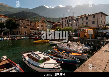 Il porto d'Inverno (porto) E marina nella città medievale di Malcesine sulla Sponda orientale del Lago di Garda in Veneto italia settentrionale Foto Stock