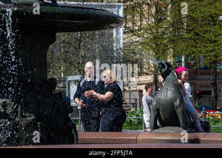 Persone di scultura o statua di Havis Amanda a Helsinki, Finlandia Foto Stock