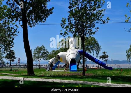 Podersdorf, Austria - 09 maggio 2021: Parco giochi sulla riva del lago di Neusiedler nel Parco Nazionale di Neusiedler See-Seewinkel, parte di Eurasian Steppe Foto Stock