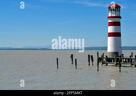 Austria, Podersdorf, molo e faro nella località balneare sul lago Neusiedlersee una destinazione preferita per gli sport acquatici in Burgenland, la neve c Foto Stock