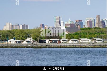 Fotografie atmosferiche di New York City, Brooklyn Bridge, Williamsburg Bridge, Lower Manhattan, Freedom Tower, Ellis Island, ponte di Manhattan, Statua della libertà, Herald Square, 34th Street, Greenpoint Williamsburg Waterfront Park, Red Hook Waterfront, Governors Island, Dumbo, Brooklyn Waterfront Greenway, Brooklyn Bridge Park, Grand Ferry Park, Brooklyn Barge, brooklyn Shore Promenade, NYC Ferry, Servizio di traghetto a New York, Servizio di traghetto. Foto di Jennifer Graylock-Graylock.com 917-519-7666 Foto Stock