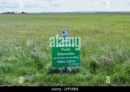 Afettlon, Austria - 18 maggio 2021: Consiglio di amministrazione che mostra il punto più basso misurato in Austria, situato nel Parco Nazionale Neusiedler See-Seewinkel e diretti Foto Stock