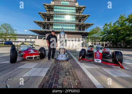 20 maggio 2021, Indianapolis, Indiana, USA: 4 volte vincitore Indy500, AJ Foyt, Jr si pone con la sua vettura vincente nel 1961 con il Trofeo Borg Warner e la sua entrata ABC Supply guidata da JR Hildebrand. (Immagine di credito: © Brian Spurlock Grindstone Media/ASP via ZUMA Wire) Foto Stock