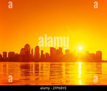 2005 STORICO QUARTIERE FINANZIARIO DOWNTOWN SKYLINE HUDSON RIVER MANHATTAN NUOVO YORK CITTÀ STATI UNITI Foto Stock