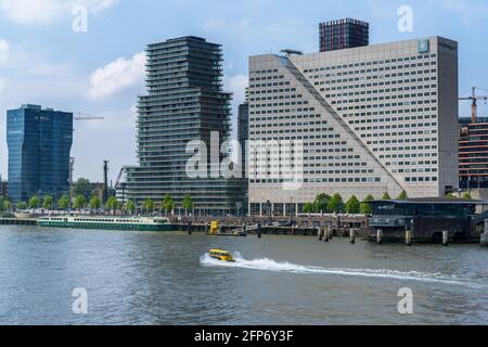 Rotterdam, Paesi Bassi - 14 maggio 2021: Taxi d'acqua giallo sul fiume Nieuwe Maas con i grattacieli del centro di Rotterdam alle spalle Foto Stock
