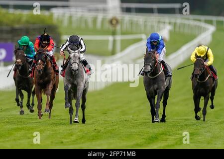 Rossa Ryan riding Zinc White (strisce bianche e nere) che arriva a casa per vincere il Casumo Horse Racing e Sports Scommesse handicap al Sandown Park Racecourse, Esher. Data immagine: Giovedì 20 maggio 2021. Foto Stock