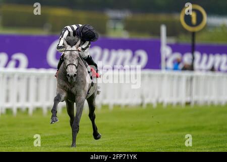 Rossa Ryan Riding Zinc White tornando a casa per vincere il Casumo Horse Racing and Sports Scommesse handicap al Sandown Park Racecourse, Esher. Data immagine: Giovedì 20 maggio 2021. Foto Stock