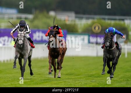 Rossa Ryan riding Zinc White (strisce bianche e nere) che arriva a casa per vincere il Casumo Horse Racing e Sports Scommesse handicap al Sandown Park Racecourse, Esher. Data immagine: Giovedì 20 maggio 2021. Foto Stock