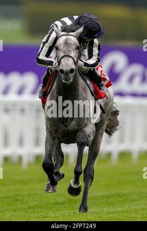 Rossa Ryan Riding Zinc White tornando a casa per vincere il Casumo Horse Racing and Sports Scommesse handicap al Sandown Park Racecourse, Esher. Data immagine: Giovedì 20 maggio 2021. Foto Stock