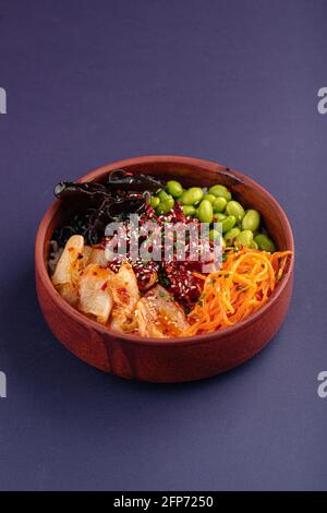 Ciotola hawaiana piccante di pollo con kimchi Foto Stock