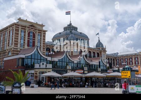 Scheveningen, Paesi Bassi - 16 Maggio 2021: Vista del Grand Hotel Amrath Kurhaus nella località balneare di Scheveningen Foto Stock