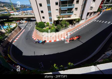 Monaco, Monaco. 20 maggio 2021. Motorsport: Campionato del mondo Formula 1, Gran Premio di Monaco, 2° Libere. Il pilota canadese Nicholas Latifi del Team Williams Racing in pista davanti al pilota spagnolo Carlos Sainz Jr. Del Team Ferrari. Credit: Hasan Brantic/dpa/Alamy Live News Foto Stock