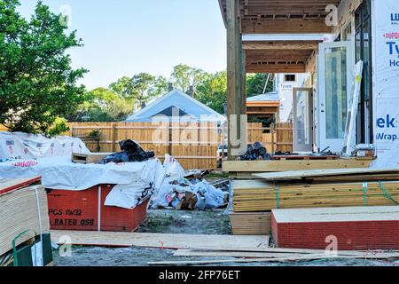 Materiali da costruzione su terreni di nuova costruzione nel quartiere Uptown di New Orleans, Louisiana, USA Foto Stock