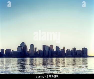 2005 STORICO QUARTIERE FINANZIARIO DOWNTOWN SKYLINE HUDSON RIVER MANHATTAN NUOVO YORK CITTÀ STATI UNITI Foto Stock