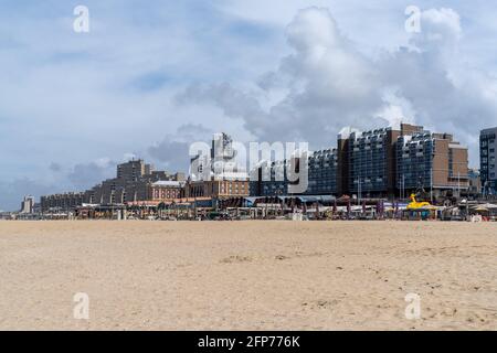 'Scheveningen, Paesi Bassi - 16 maggio 2021: La lunga spiaggia di sabbia nella località balneare olandese di Scheveningen, nei pressi di HagueScheveningen, Paesi Bassi - Foto Stock