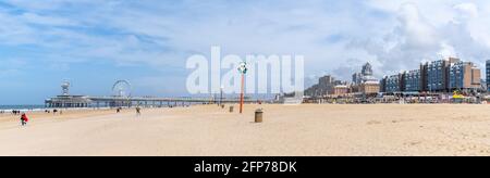 Scheveningen, Paesi Bassi - 16 maggio 2021: Vista panoramica della lunga spiaggia di sabbia nella località balneare olandese di Scheveningen, nei pressi dell'Aia Foto Stock