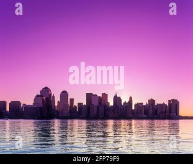 2005 STORICO QUARTIERE FINANZIARIO DOWNTOWN SKYLINE HUDSON RIVER MANHATTAN NUOVO YORK CITTÀ STATI UNITI Foto Stock