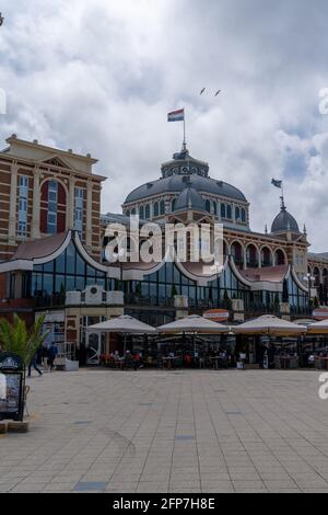 Scheveningen, Paesi Bassi - 16 Maggio 2021: Vista del Grand Hotel Amrath Kurhaus nella località balneare di Scheveningen Foto Stock