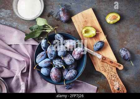 Prugne appena prelevate in un recipiente. Preparazione della marmellata di prugne. Foto Stock