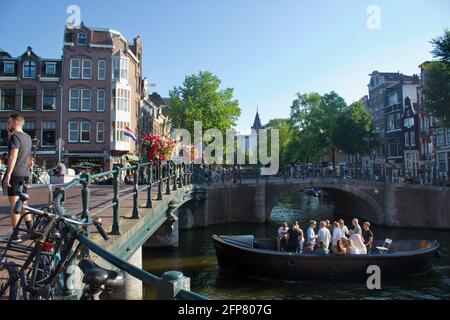 Amsterdam, Paesi Bassi - Giugno 27 2018: Gente e turisti che si recano ad Amsterdam per una giornata estiva Foto Stock