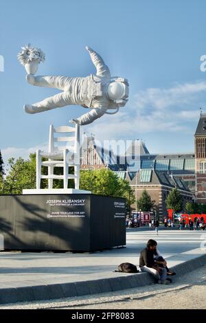 Amsterdam, Paesi Bassi - Giugno 27 2018: Scultura astronauta galleggiante di Joseph Klibansky nel Museumplein di Amsterdam, vicino al Rijkjsmuseum Foto Stock