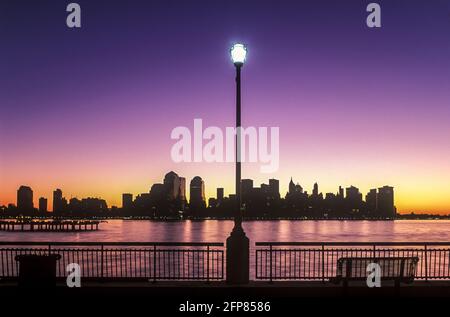 2005 STORICO QUARTIERE FINANZIARIO DOWNTOWN SKYLINE HUDSON RIVER MANHATTAN NUOVO YORK CITTÀ STATI UNITI Foto Stock