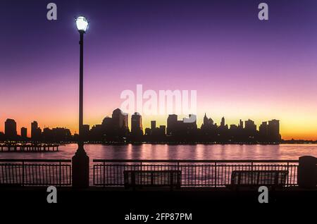 2005 STORICO QUARTIERE FINANZIARIO DOWNTOWN SKYLINE HUDSON RIVER MANHATTAN NUOVO YORK CITTÀ STATI UNITI Foto Stock