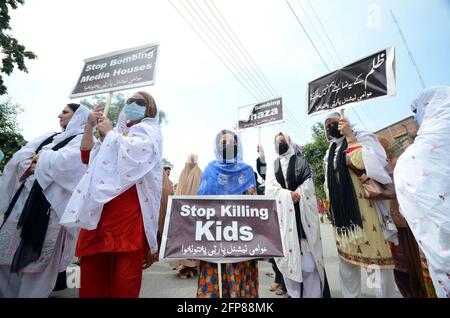 Peshawar, Pakistan. 20 maggio 2021. I sostenitori del TAJIR e dell'ANP musulmano pakistano partecipano a un raduno a Peshawar a sostegno dei palestinesi. (Foto di Pacific Press/Hussain Ali) Credit: Pacific Press Media Production Corp./Alamy Live News Foto Stock