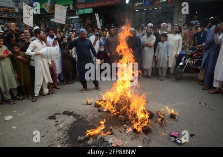 Peshawar, Pakistan. 20 maggio 2021. I sostenitori del TAJIR e dell'ANP musulmano pakistano partecipano a un raduno a Peshawar a sostegno dei palestinesi. (Foto di Pacific Press/Hussain Ali) Credit: Pacific Press Media Production Corp./Alamy Live News Foto Stock