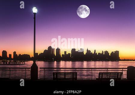 2005 STORICO QUARTIERE FINANZIARIO DOWNTOWN SKYLINE HUDSON RIVER MANHATTAN NUOVO YORK CITTÀ STATI UNITI Foto Stock