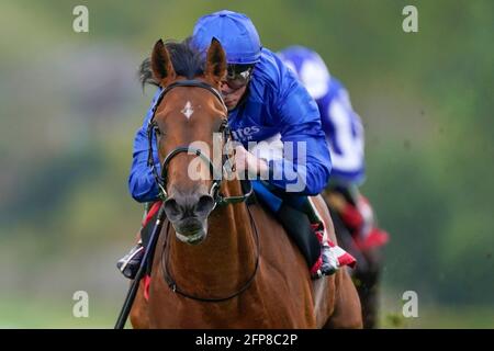 William Buick riding Siskany tornando a casa per vincere il Download The Casumo App Today handicap al Sandown Park Racecourse, Esher. Data immagine: Giovedì 20 maggio 2021. Foto Stock