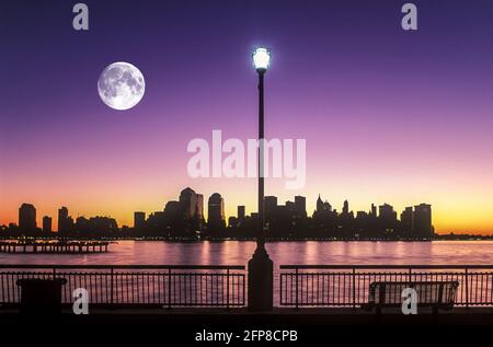 2005 STORICO QUARTIERE FINANZIARIO DOWNTOWN SKYLINE HUDSON RIVER MANHATTAN NUOVO YORK CITTÀ STATI UNITI Foto Stock