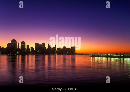 2005 STORICO QUARTIERE FINANZIARIO DOWNTOWN SKYLINE HUDSON RIVER MANHATTAN NUOVO YORK CITTÀ STATI UNITI Foto Stock