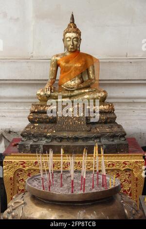 tempio buddista (wihan phra mongkhon bophit) ad ayutthaya in thailandia Foto Stock