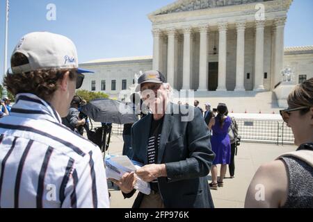 Washington, Stati Uniti. 20 maggio 2021. Ben Cohen, co-fondatore di ben & Jerry's Ice Cream, consegna le brochure fuori della Corte Suprema degli Stati Uniti su Capitol Hill a Washington, DC giovedì 20 maggio 2021. Cohen e Jerry Greenfield hanno tenuto una conferenza stampa per dare fuori il gelato e 'il congresso di demand ha superato la riforma significativa della polizia ed ha posto fine all'immunità qualificata.' Foto di Sarah Silbiger/UPI Credit: UPI/Alamy Live News Foto Stock